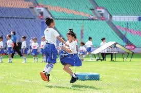 惊险！曲靖一疯牛失控闯入街道，受惊后仍在路面上狂奔……