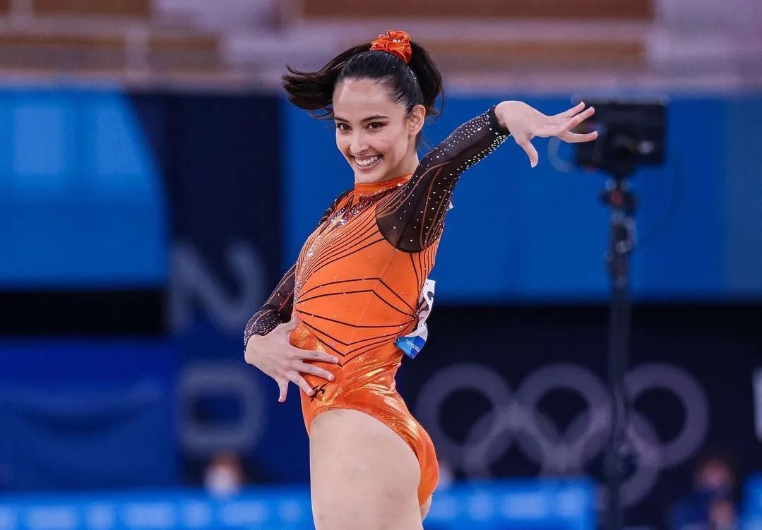 判决书：原天津泰达球员白某峰因受贿判有期徒刑一年，缓刑一年